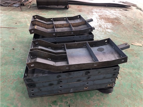 1590980241939168.jpg 防撞墻模具4.jpg