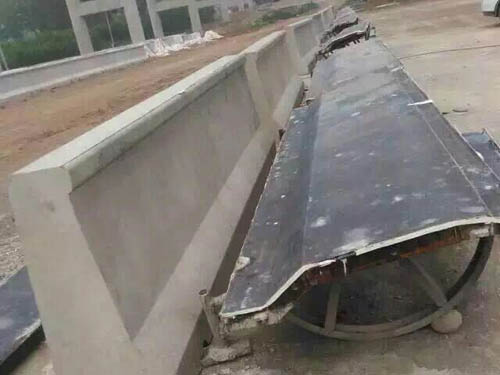1632957484246601.jpg 高速公路防撞墻鋼模具.jpg